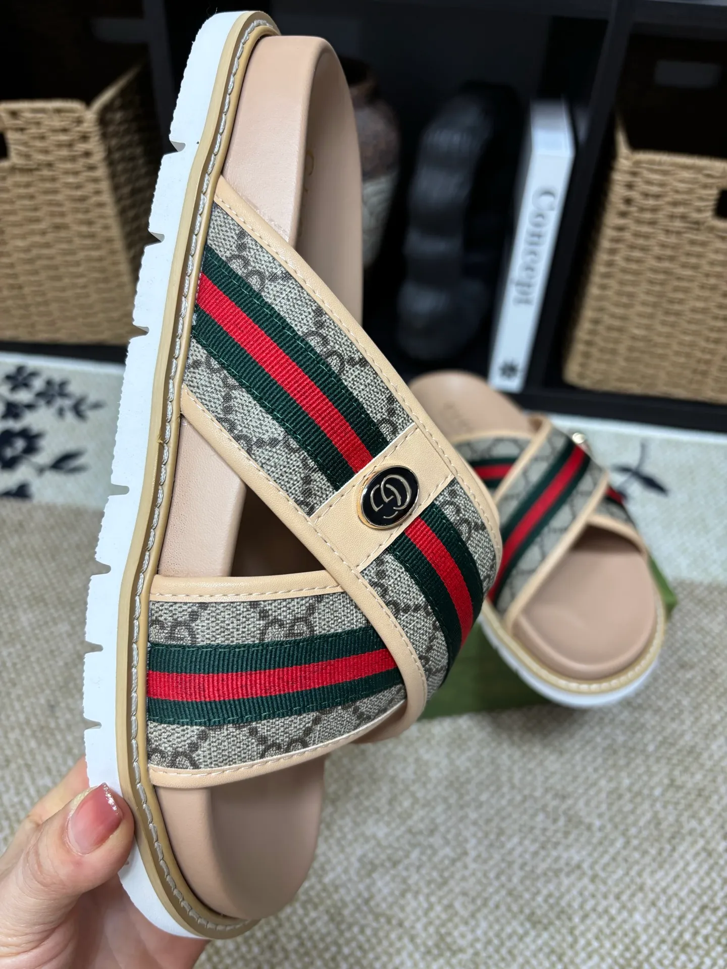 Factory 💰 300 yuan Gucci slippers] high-end men's shoes brand official website 1:1 latest masterpiece: original mold customization, the fabric is made of imported original materials, upgraded outsole, lighter and non-slip. The market's top quality, simple yet tasteful, a must-have for fashionistas, fashionable at your feet, full of confidence, the same style at the counter 👍The season of summer slippers is here. Code: 38-45 (45 customized)